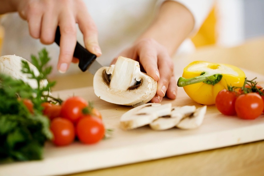 Tiết kiệm tiền hiệu quả bằng cách tự nấu ăn tại nhà vửa đảm bảo sức khỏe vừa tiết kiệm.